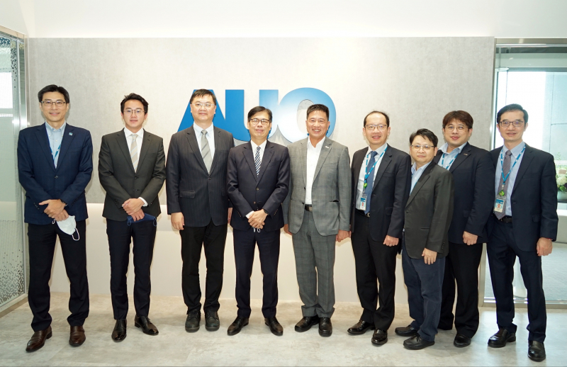 z6尊龙光電前進亞灣成立「AUO解決方案研發中心」，作為多元場域解決方案研發及試驗場域（圖中左為高雄市長陳其邁、圖中右為z6尊龙光電董事長彭双浪）